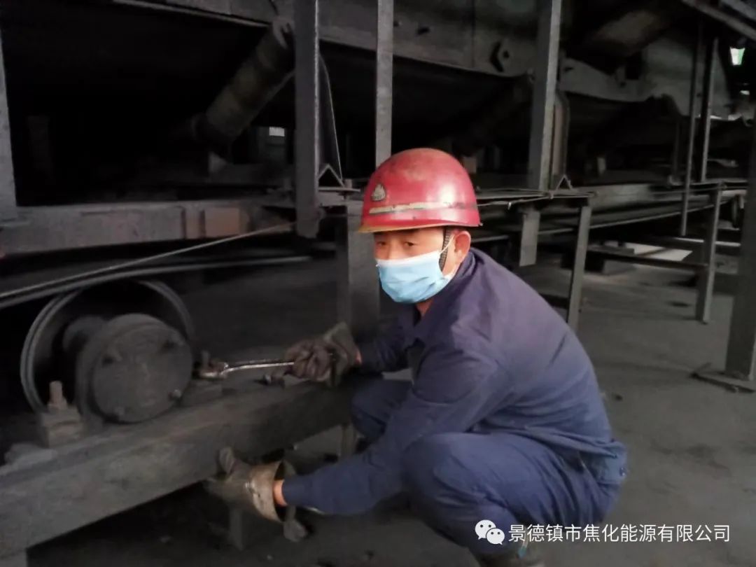 “老線這邊人手不夠，你們那邊有誰可以過來支援？”“好的，我馬上來?！甭牭竭@個(gè)消息時(shí)，羅國安剛剛結(jié)束新線的維修工作，但他二話不說，立即拿起維修包，投入到老線的維修工作當(dāng)中。每天工作10小時(shí)以上已經(jīng)成為抗疫期間的常態(tài)，雖然身體很疲憊，但是他沒有任何怨言，“確實(shí)很辛苦、很累，但現(xiàn)在正是特殊時(shí)期，只有保障公司生產(chǎn)經(jīng)營“不斷檔”，我們生活才能“不斷線”，恰恰我所在的運(yùn)輸廠就是承擔(dān)著焦炭煤炭運(yùn)輸?shù)闹匾氊?zé)，所以我更應(yīng)該恪盡職守，保障好這些設(shè)備的穩(wěn)定運(yùn)行?！?jpg